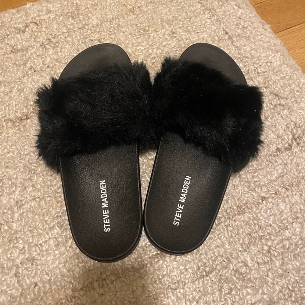 Steve Madden black faux fur slides. Size US 8 but fit more like a size 7.